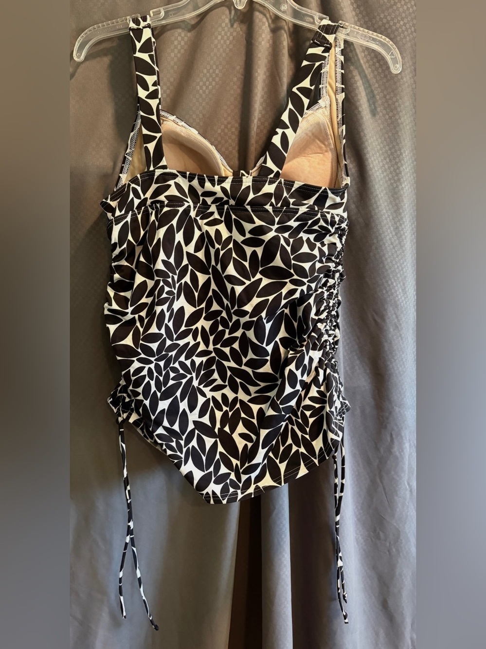 Lands End Women’s Tankini Top, B&W Petal Pattern w/Side String Ruching; Size 8D - Picture 2 of 7